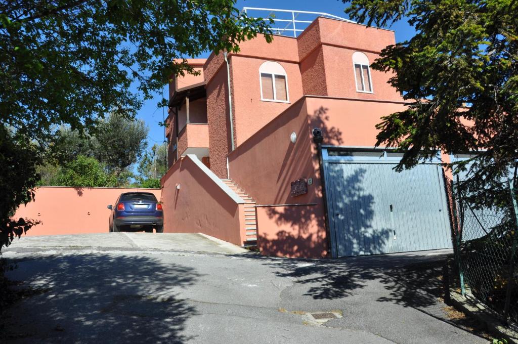 um carro estacionado em frente a um edifício com garagem em Villa Paolina Ceriale - app. 6 posti em Ceriale