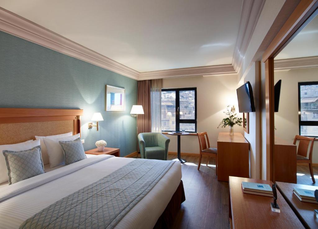 Postel nebo postele na pokoji v ubytování Athens Zafolia Hotel