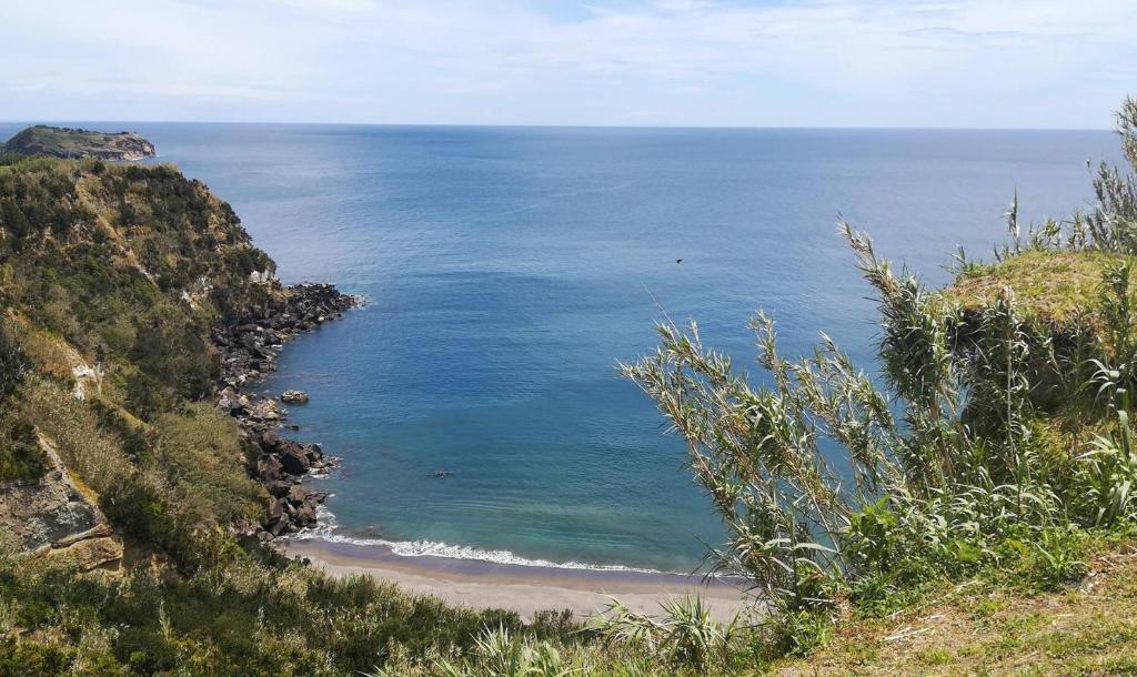 una vista dell'oceano da una collina di Água de Alto Terrace House a Água de Alto