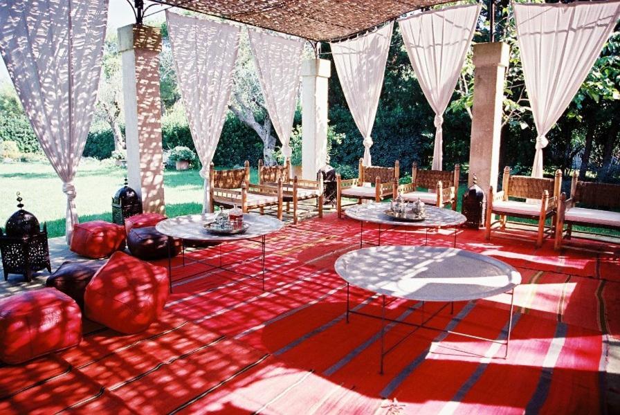 - un pavillon avec 2 tables et des chaises et des rideaux blancs dans l'établissement Tenuta Belvedere, à Otrante
