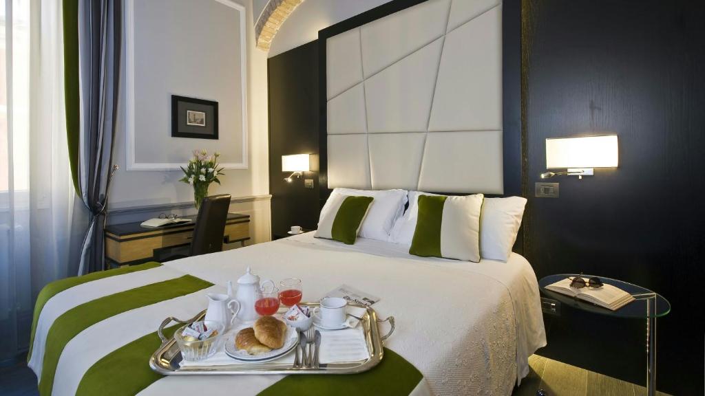Postel nebo postele na pokoji v ubytování Duca d'Alba Hotel - Chateaux & Hotels Collection