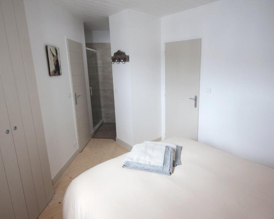 Postel nebo postele na pokoji v ubytování Maison d’hôtes Les Ajoncs