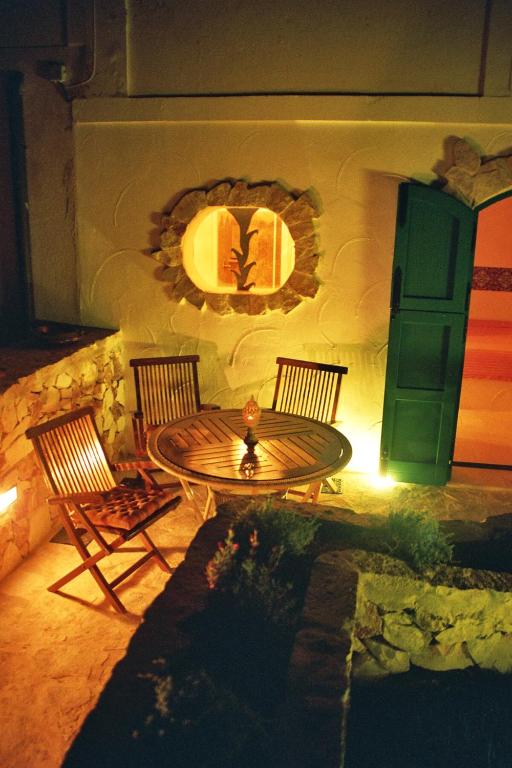 A seating area at Porta D'Oriente Suite