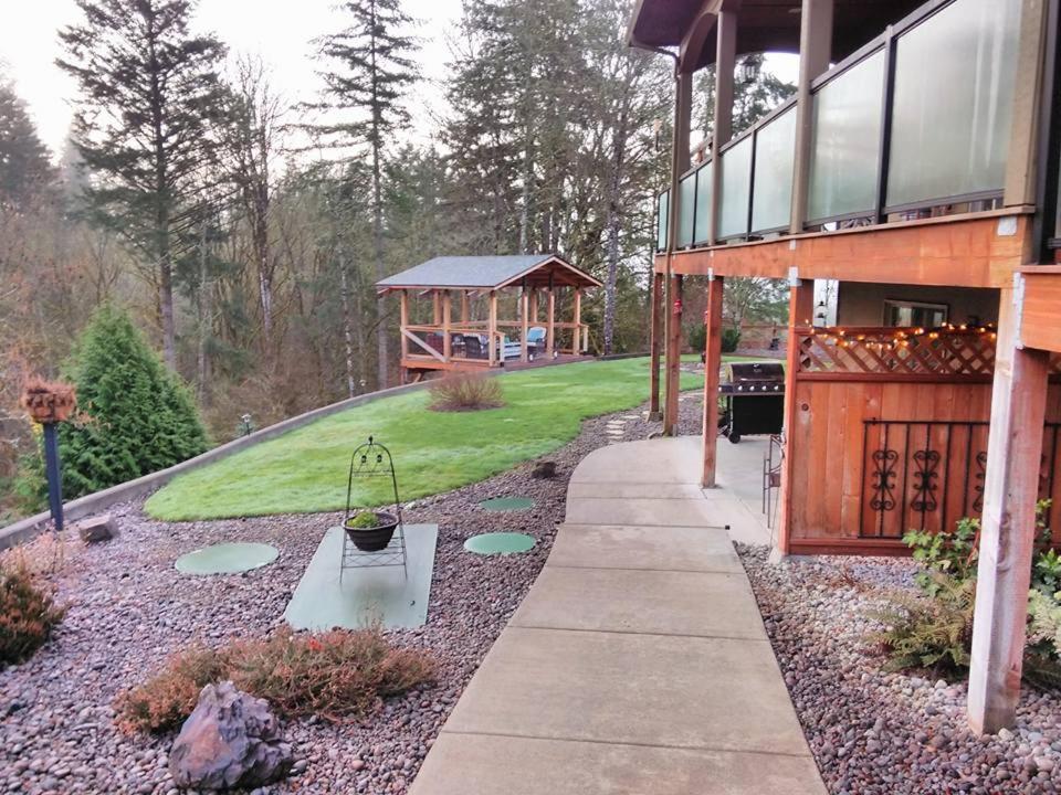 un porche de una casa con un banco y un cenador en Vancouver WA Beautiful Apartment en Woodland
