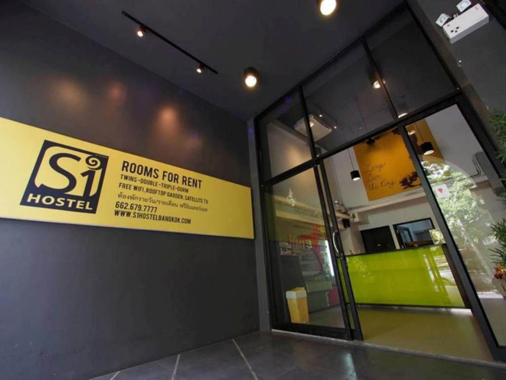 S1 ホステル バンコクに飾ってある許可証、賞状、看板またはその他の書類