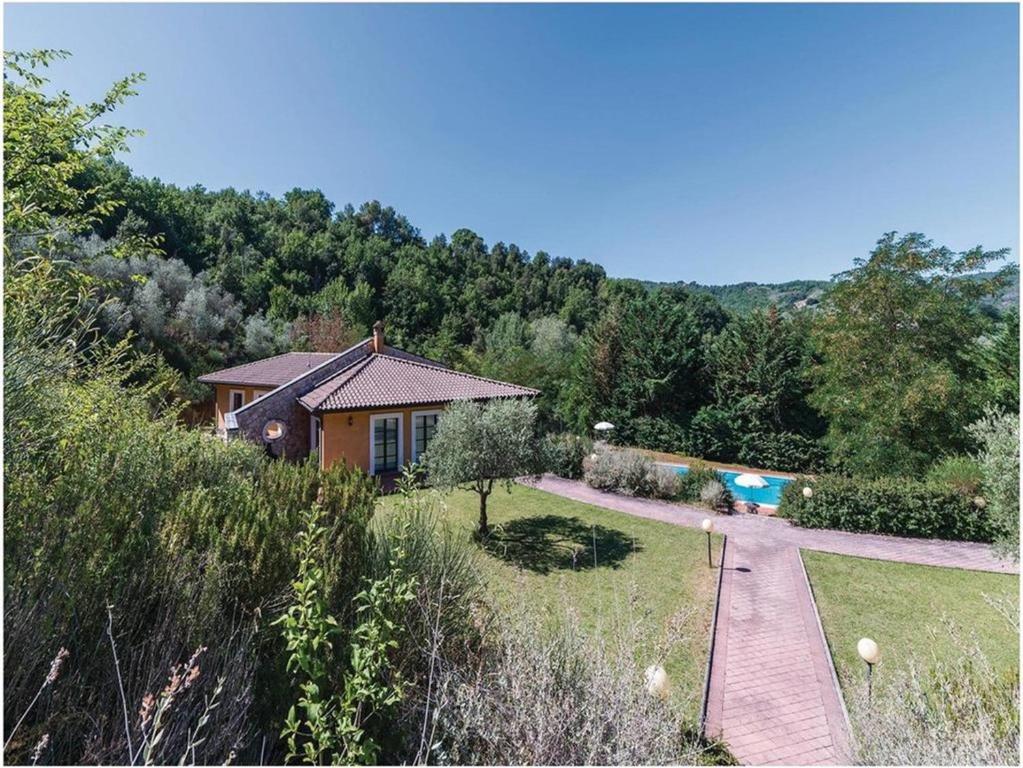ein Haus mit einem Garten und einem Pool in der Unterkunft Ville Fontanelle Bettona in Bettona