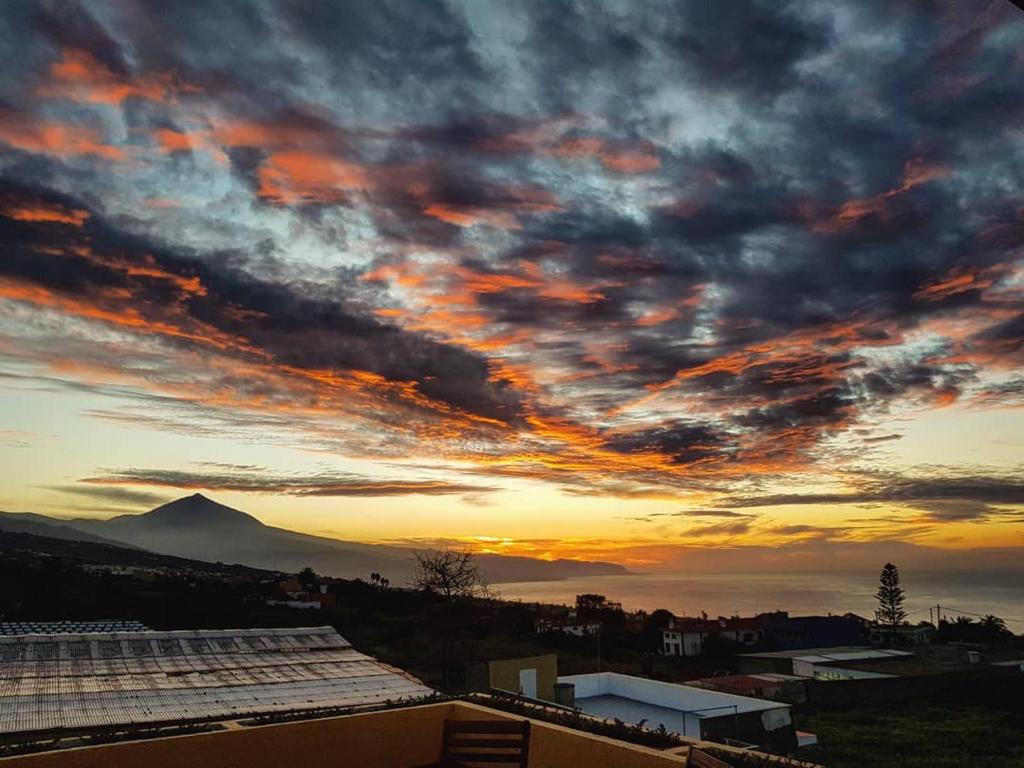 un cielo nublado con una montaña en el fondo en Finca La Atalaya en Tacoronte