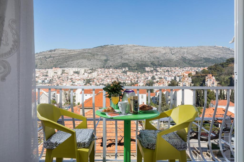 una mesa y sillas en un balcón con vistas en Apartments Lile, en Dubrovnik