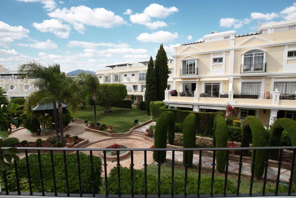 Vonkajšia záhrada v ubytovaní Spacious 2 Bed Duplex in Aloha Gardens close to Puerto Banus