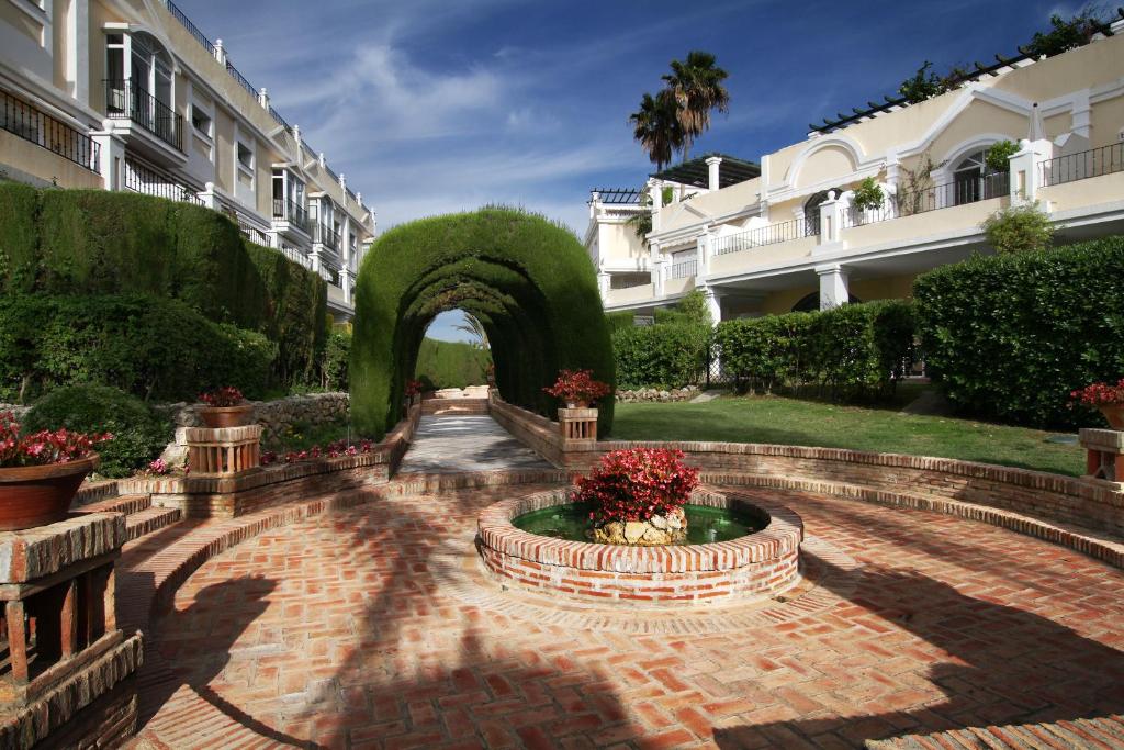 Vonkajšia záhrada v ubytovaní Spacious 2 Bed Duplex in Aloha Gardens close to Puerto Banus