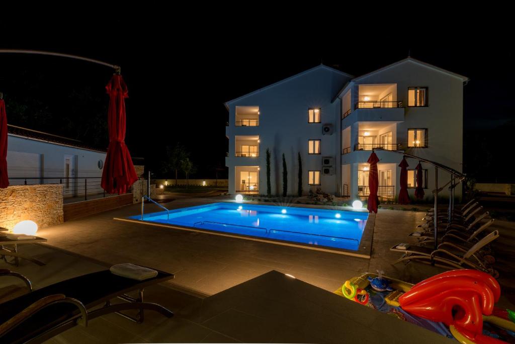 een villa met een zwembad in de nacht bij Villa Anja 2nd floor in Peroj