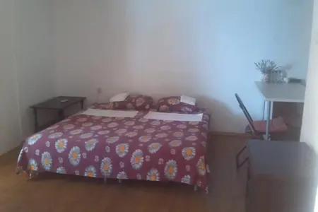 Posteľ alebo postele v izbe v ubytovaní Drvenik, Apartman 1m from sea