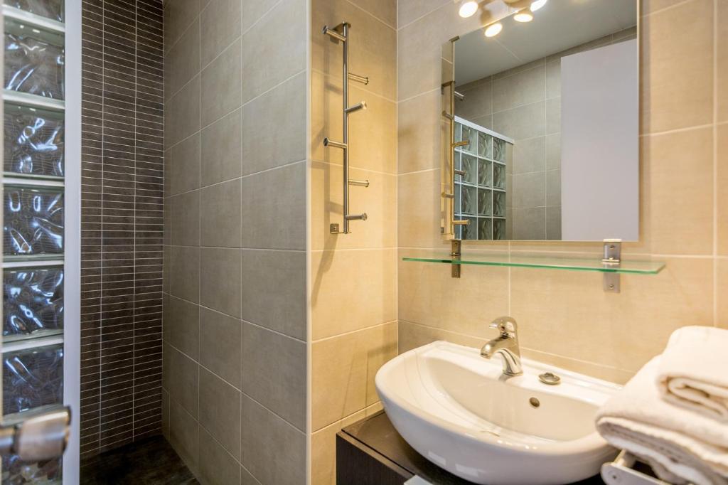 Kúpeľňa v ubytovaní HomeHolidaysRentals Etoile