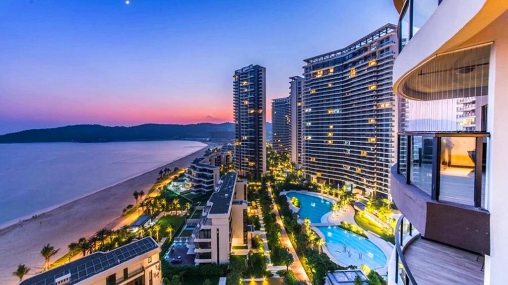 uma vista para uma cidade com uma praia e edifícios em HuiZhou HuaYangNian Seaview Guesthouse em Huidong