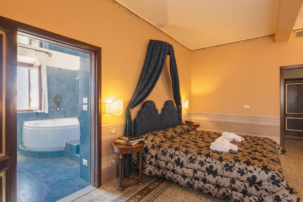 Postel nebo postele na pokoji v ubytování I Portici Hotel - Residenza D'Epoca