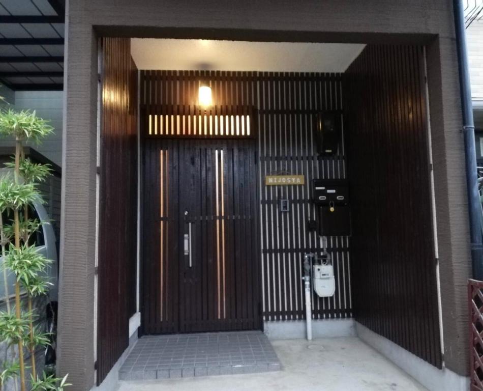 a large wooden door to a building at 二条舎京小屋 in Kyoto