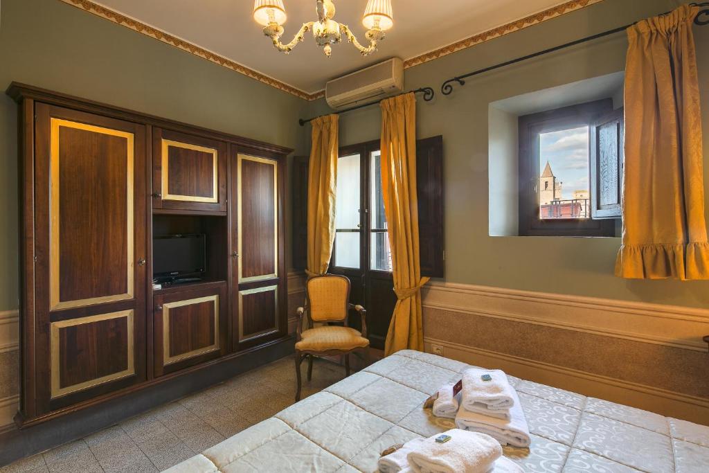 TV a/nebo společenská místnost v ubytování I Portici Hotel - Residenza D'Epoca
