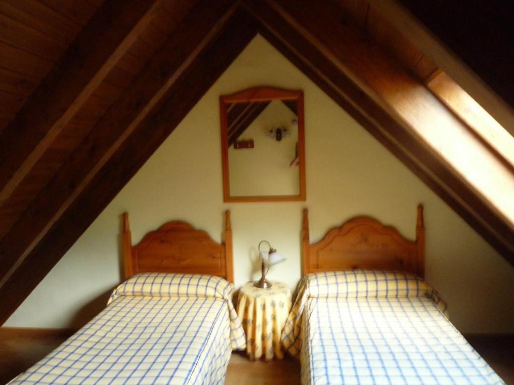 two beds in a room with a attic at Casa Es Neres in Les