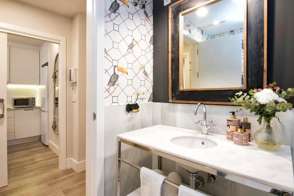 Central Deluxe Apartments - 15