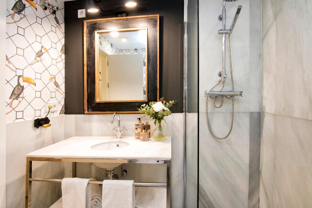 Central Deluxe Apartments - 17