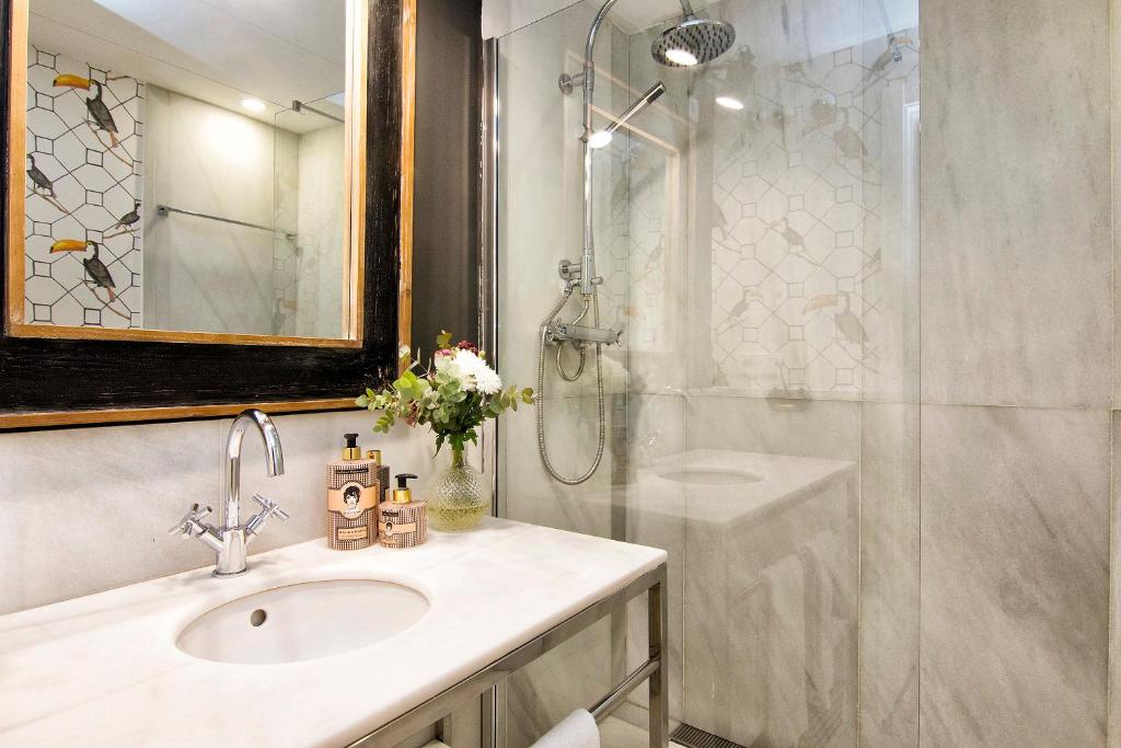 Central Deluxe Apartments - 19