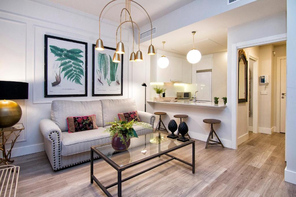 Central Deluxe Apartments - 5