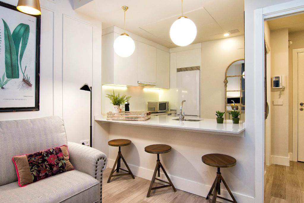 Central Deluxe Apartments - 6