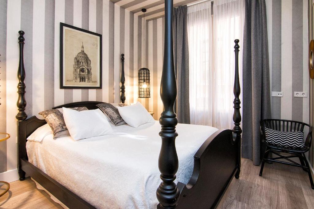 Central Deluxe Apartments - 12