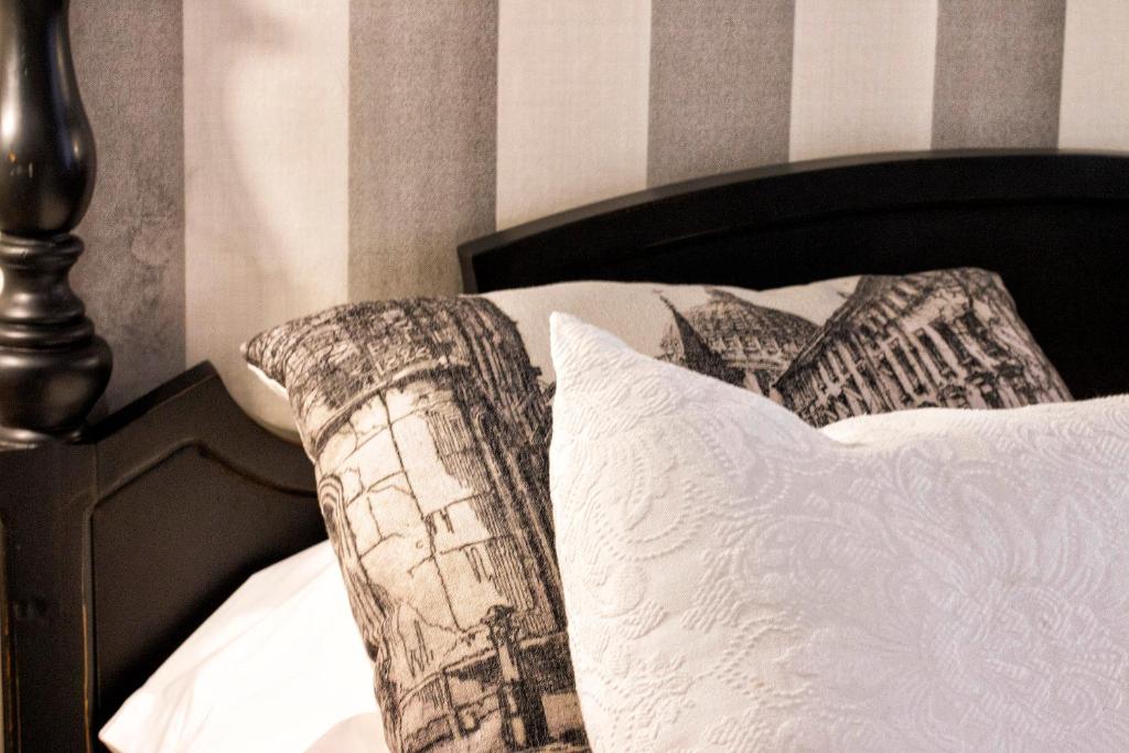 Central Deluxe Apartments - 11