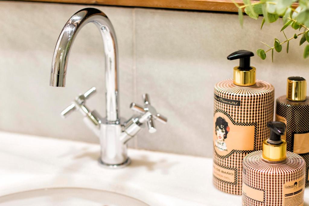 Central Deluxe Apartments - 16