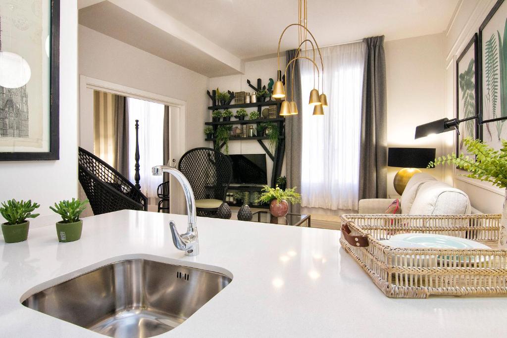 Central Deluxe Apartments - 7