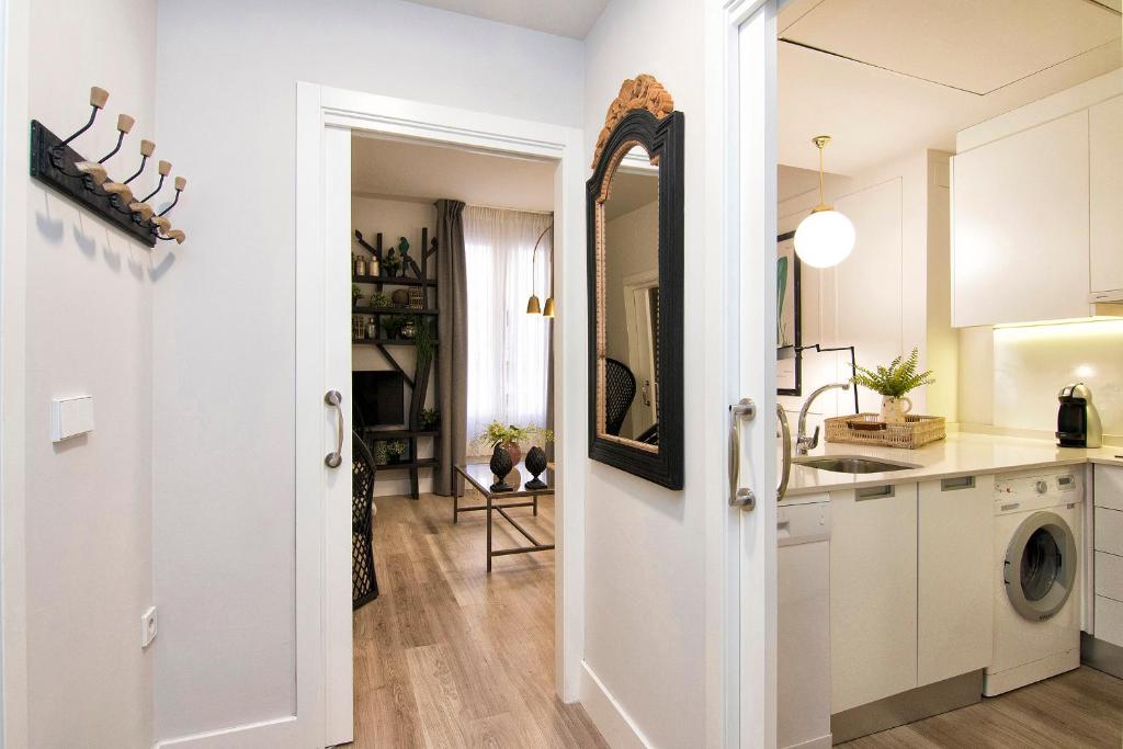 Central Deluxe Apartments - 9