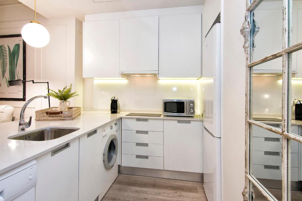 Central Deluxe Apartments - 8