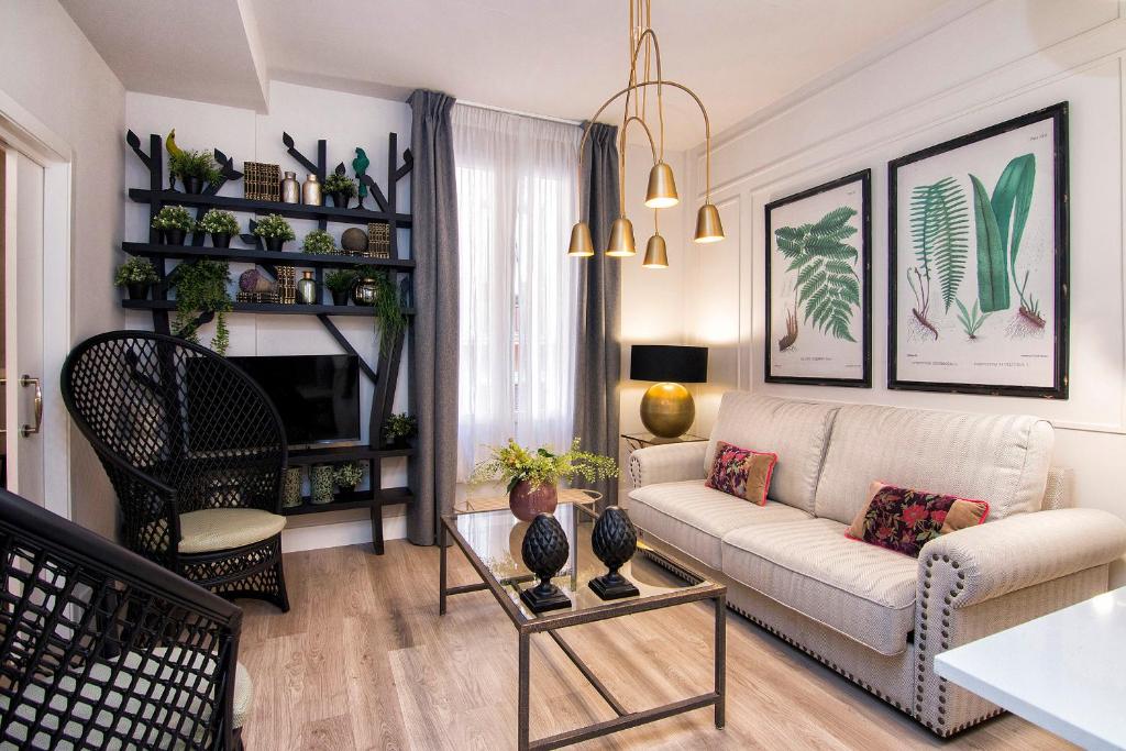 Central Deluxe Apartments - 3