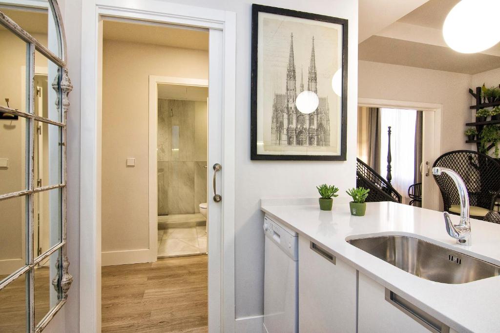 Central Deluxe Apartments - 10