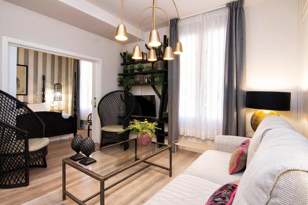 Central Deluxe Apartments - 1