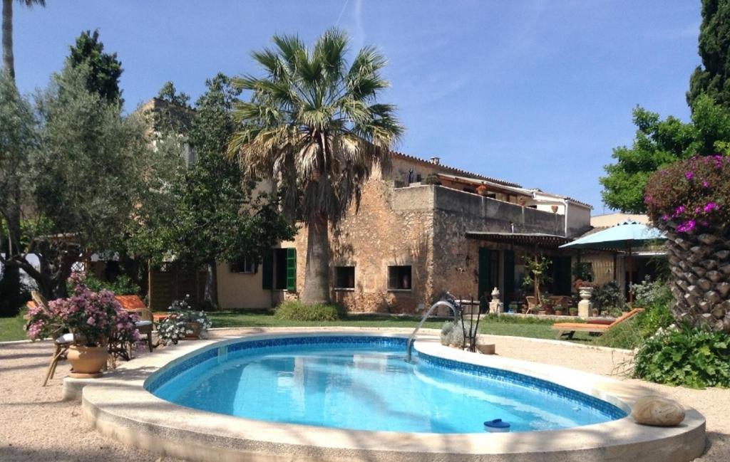 una piscina frente a una casa en Can Mavi - Apartamentos - TI37, en Sencelles