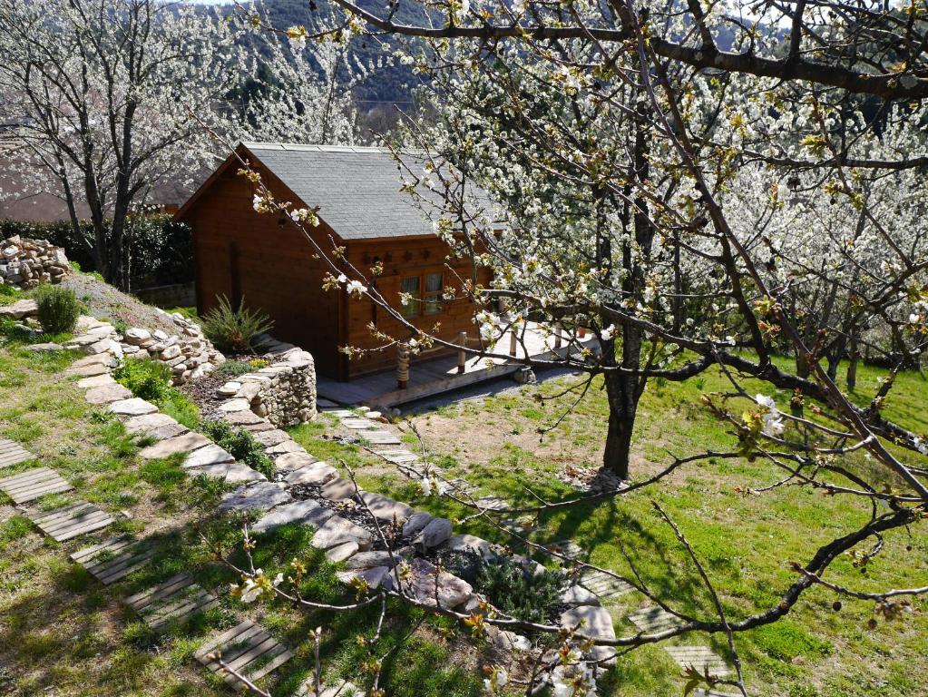 een klein huis met een stenen pad dat er naar toe leidt bij Le Chalet in Prémian