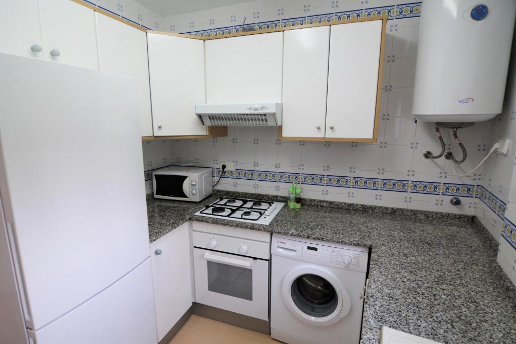 Kuchyňa alebo kuchynka v ubytovaní Palfuriana 86, a 30 metros de la playa WIFI ideal con niños (21)