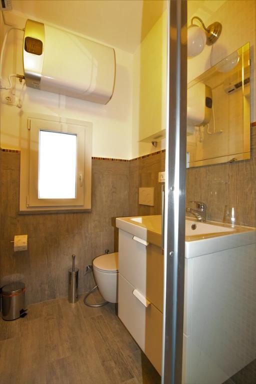 un piccolo bagno con un water e un lavandino di I TRE GRAPPOLI a Corniglia