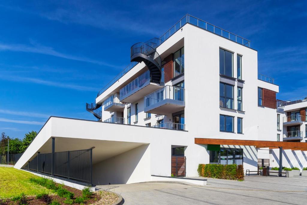 um edifício de apartamentos com uma fachada branca em Sun&Sea - Tremare Residence em Gdansk