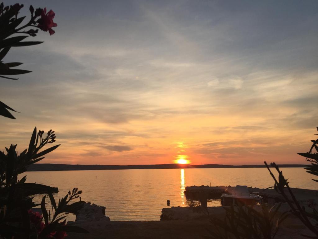 un tramonto su un corpo d'acqua di Apartmani Marica a Kustići