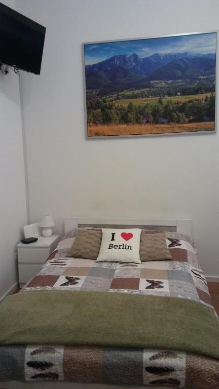 Hotel Ferienwohnung, a bedroom with a bed with a picture on the wall at Ferienwohnung in Berlin