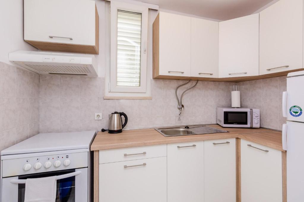 Kuchyň nebo kuchyňský kout v ubytování City Vista Apartment Dubrovnik