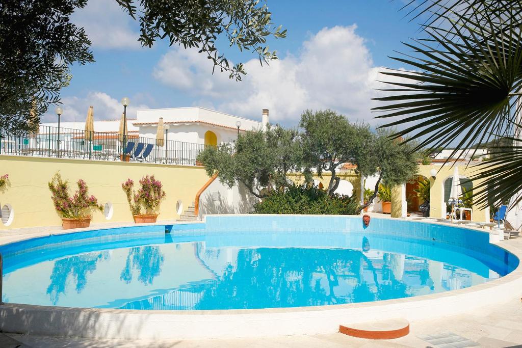 A piscina localizada em Hotel La Scogliera ou nos arredores