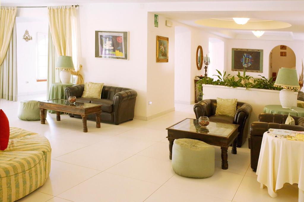 Uma área de estar em Hotel La Scogliera