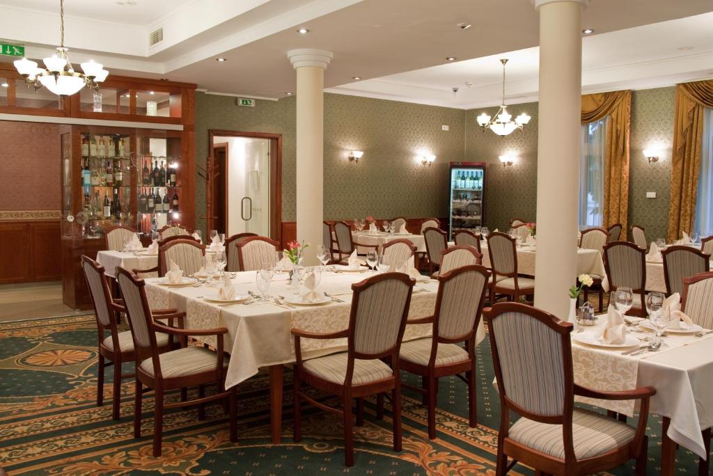 Reštaurácia alebo iné gastronomické zariadenie v ubytovaní Elizabeth Hotel