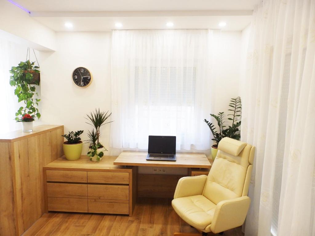 Televízia a/alebo spoločenská miestnosť v ubytovaní Vacation Home Bokan