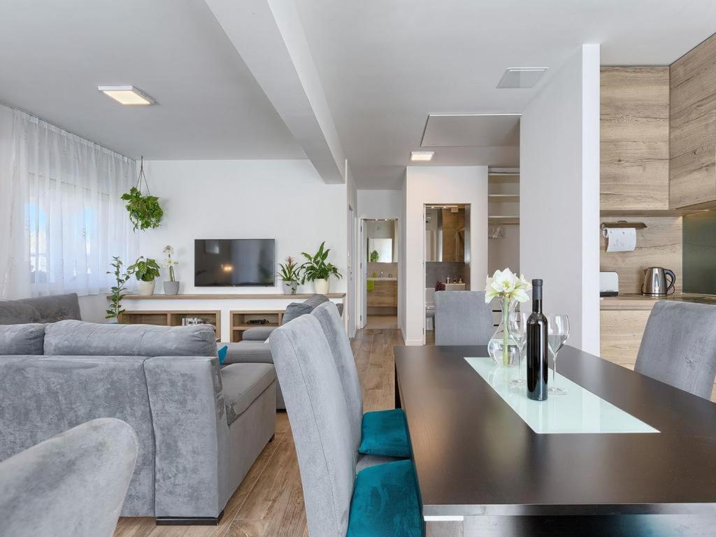 Televízia a/alebo spoločenská miestnosť v ubytovaní Vacation Home Bokan