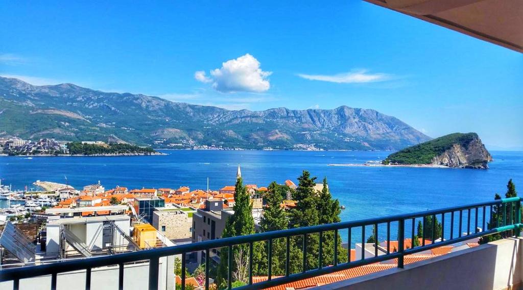 d'un balcon offrant une vue sur la ville et l'océan. dans l'établissement Apartmani Cupic, à Budva